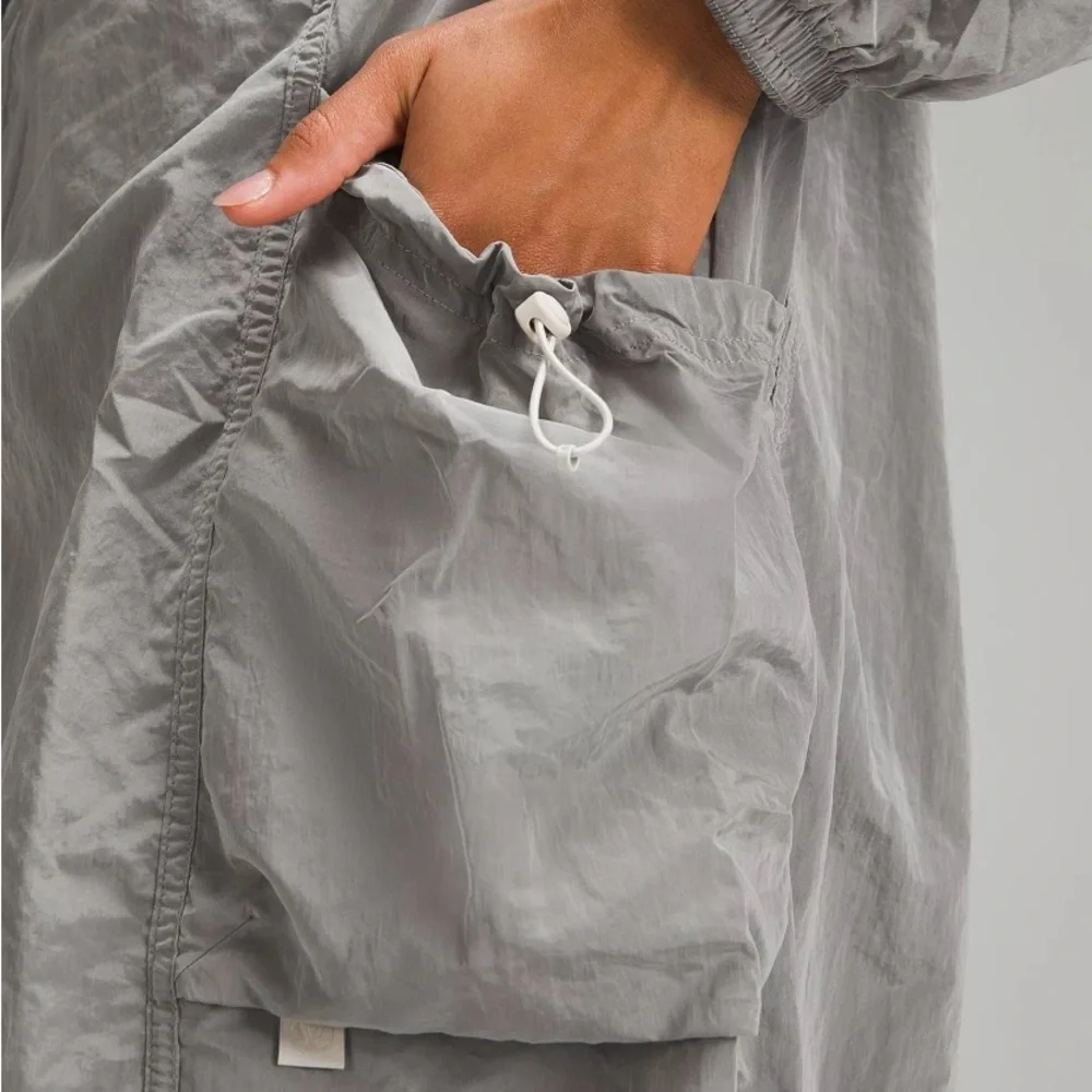 lululemon athletica Gray Utility Rain Jacket Lightweight Relaxed Fit NWOT - Picture 3 of 14